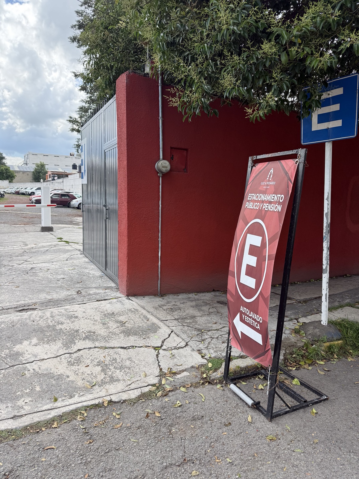 Señalética E de estacionamiento público y pensión, autolavado y estética
