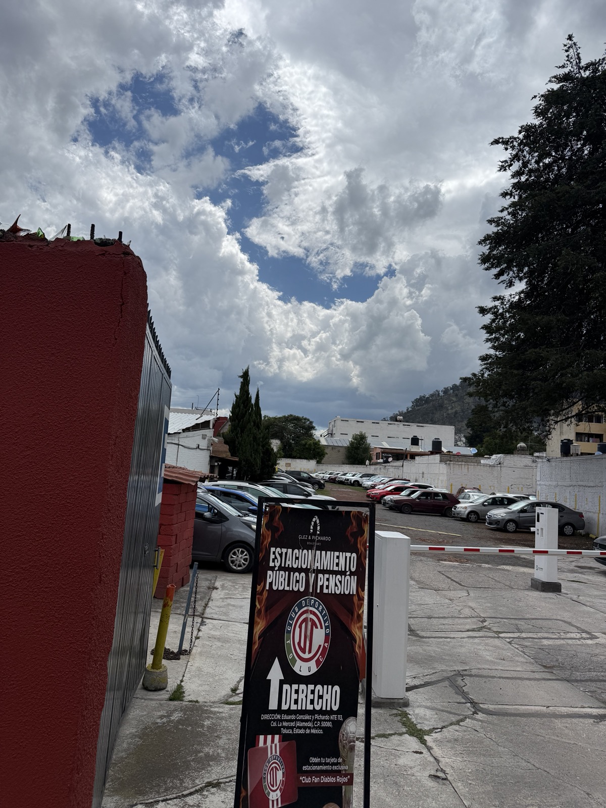 Vista amplia del patio con letrero de Club Fan Diablos Rojos
