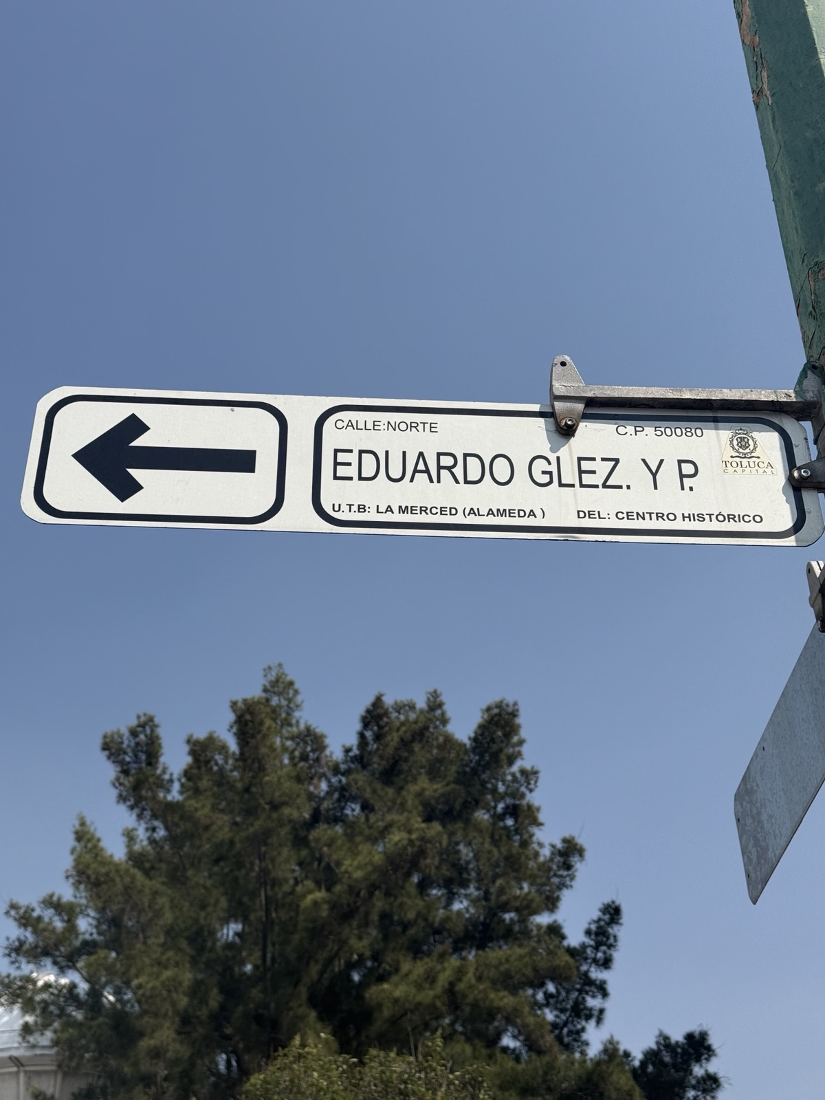 Placa oficial de la calle Eduardo Glez. y P. en el Centro Histórico de Toluca
